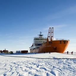 Научно-экспедиционное судно «Академик Трешников» во льдах. Фото пресс-службы Минприроды России