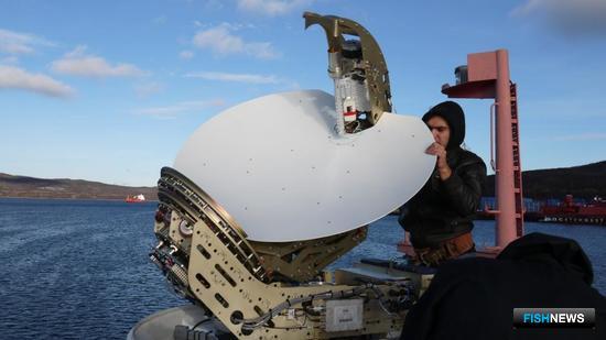 Перед учениями на СМБ «Микула» установлено новейшее оборудование – спутниковая антенна VSAT. Фото предоставлено ФГБУ «Северный ЭО АСР».