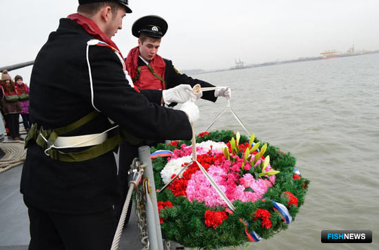 В месте гибели «Варяга» и «Корейца» курсанты спустили на воду венок. Фото корреспондента ИТАР-ТАСС.