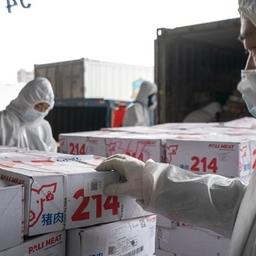 В Ухане прикрепляют QR-коды к импортируемым замороженным продуктам для отслеживания поставок, январь 2021 г. Фото: информагентство «Синьхуа»