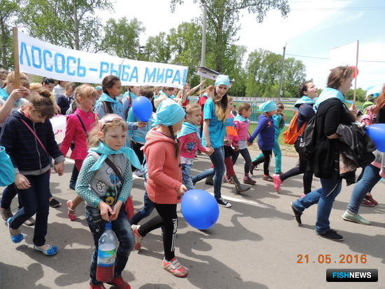 Шествие в День мигрирующих рыб в селе Константиновка Амурской области. Фото пресс-службы WWF