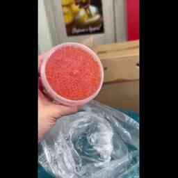 В одном из магазинов Ростова-на-Дону правоохранители выявили икру без документов и маркировки. Кадр оперативной съемки