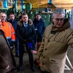 Вице-премьеру — полпреду президента на Дальнем Востоке Юрию ТРУТНЕВУ в декабре о перспективах восстановления судоремонтной отрасли на Камчатке рассказал губернатор Владимир СОЛОДОВ. Фото пресс-службы правительства края