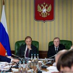 Первый заместитель председателя правительства Денис МАНТУРОВ и вице-премьер Виталий САВЕЛЬЕВ провели совещание по мерам стимулирования обновления российского флота. Фото пресс-службы кабмина