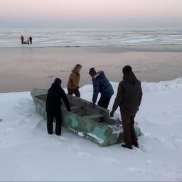 Спасатели сняли с льдины на озере Ханка двух рыбаков и ребенка. Фото пресс-службы краевого управления МЧС России