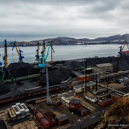 Перевалка угля в порту Находки. Фото Александра Хитрова