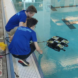 Команда Центра развития робототехники из Владивостока заняла второе место на Международных соревнованиях по телеуправляемым необитаемым подводным аппаратам. Фото Центра
