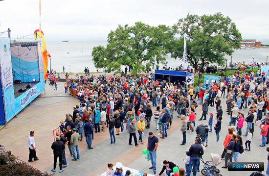 Сотни горожан собрались на главный рыбацкий праздник