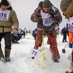 «Сахалинский лед» объединил множество рыболовов. Фото пресс-службы областного правительства