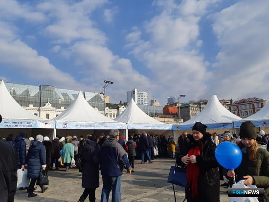 Ярмарка «Дальневосточная рыба» прошла на центральной площади Владивостока