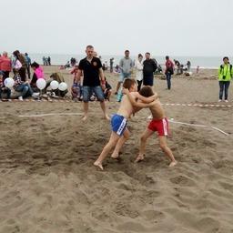 В 2017 г. соревнования по пляжной борьбе прошли в Невельске впервые и очень понравились участникам и гостям праздника. Фото пресс-службы фонда «Родные острова»