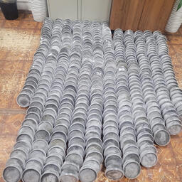 В машине обнаружили 406 пластиковых контейнеров с черной икрой. Фото пресс-службы УВМД России по Хабаровскому краю