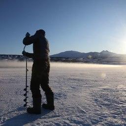 Толщина льда на озере достигает метра. Фото пресс-службы Кроноцкого заповедника