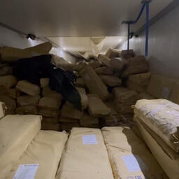 Контейнеры с деликатесом были спрятаны между мешками с мороженой кетой. Кадр оперативной съемки