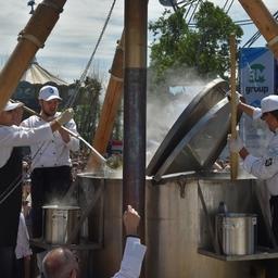 Над приготовлением 3 тыс. 750 литров ухи повара трудились с самого утра. Фото пресс-службы краевого правительства