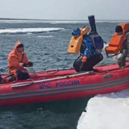 Эвакуация неосторожных рыбаков с льдин в заливе Мордвинова происходит ежегодно. Фото пресс-службы Сибирского регионального центра МЧС России
