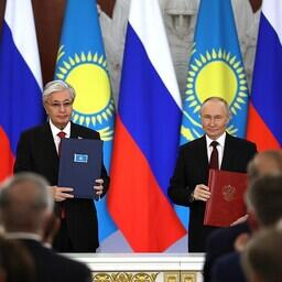 Президенты Касым-Жомарт ТОКАЕВ и Владимир ПУТИН в рамках государственного визита главы Казахстана в Россию подписали декларацию о всеобъемлющем стратегическом партнерстве и сотрудничестве. Фото пресс-службы Кремля