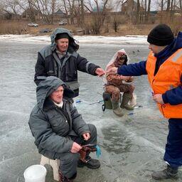Особое внимание спасатели уделяют беседам с рыбаками. Фото пресс-службы администрации Волгоградской области