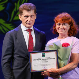 Губернатор Приморья Олег КОЖЕМЯКО вручил работникам отрасли памятные награды. Фото Ивана Дякина, пресс-служба правительства региона