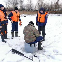 Спасатели регулярно напоминают рыбакам о правилах безопасности на льду. Фото пресс-службы МЧС России