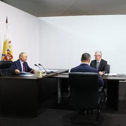 Президент Владимир ПУТИН, губернатор Камчатки Владимир СОЛОДОВ и вице-премьер — полпред в ДФО Юрий ТРУТНЕВ. Фото пресс-службы главы государства