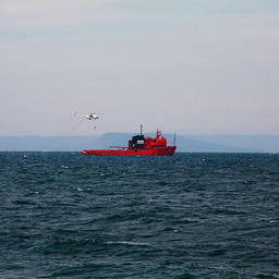 Спасатели тренировались в оказании помощи пострадавшим и ликвидации разлива нефти. Фото ФГБУ «Администрация морских портов Приморского края и Восточной Арктики»