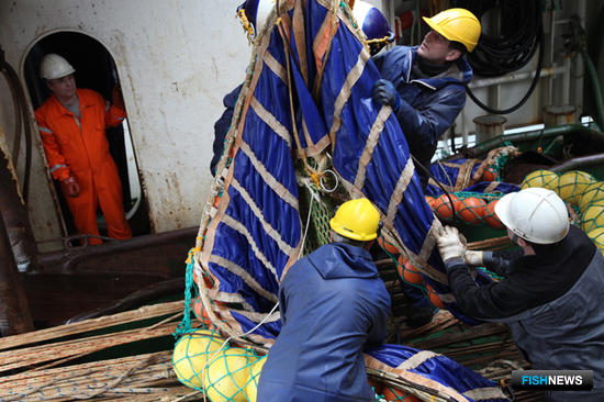 Рыбаки работают на промысловом судне в водах Курил