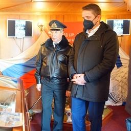 Руководителю Росрыболовства Илье ШЕСТАКОВУ провели небольшую экскурсию по паруснику. Фото пресс-службы ФАР