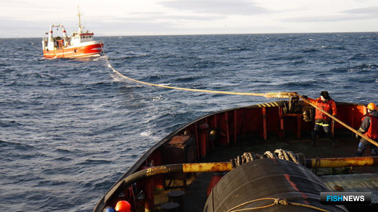 Спасательные суда пришли на выручку рыбакам. Фото предоставлено Северным экспедиционным отрядом аварийно-спасательных работ Росрыболовства.