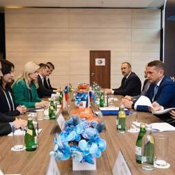 По итогам переговоров на полях Международного рыбопромышленного форума Росрыболовство и Национальная служба по рыболовству и аквакультуре Чили подписали совместное заявление о намерении развивать сотрудничество. Фото пресс-службы российского ведомства