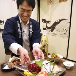 Мясо кита в японском ресторане. Фото информагентства Kyodo