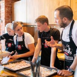 Команда шеф-повара Евгения БЕРЕЗНЮКА готовит победное блюдо. Фото предоставлено компанией «Нерей».
