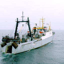 Рыбацкое судно ведет промысел на Дальнем Востоке