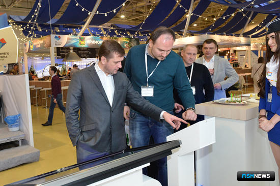 Глава Росрыболовства Илья ШЕСТАКОВ тестирует мобильное приложение по заказу морских деликатесов с холодильников «Русской рыбной компании»
