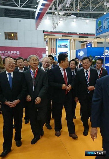 Делегация организаторов выставки во главе с заместителем министра сельского хозяйства КНР Юй Канчжэнем после осмотра российского стенда.