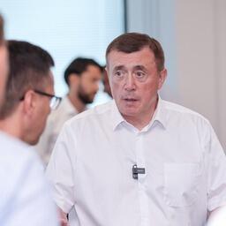 Наработки Сахалинского государственного университета представили губернатору Валерию ЛИМАРЕНКО. Фото пресс-службы правительства региона