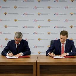 Документ подписали президент ВАРПЭ Герман ЗВЕРЕВ и заместитель генерального директора по развитию рыбохозяйственного комплекса КРДВ Иван НОВИКОВ. Фото пресс-службы корпорации