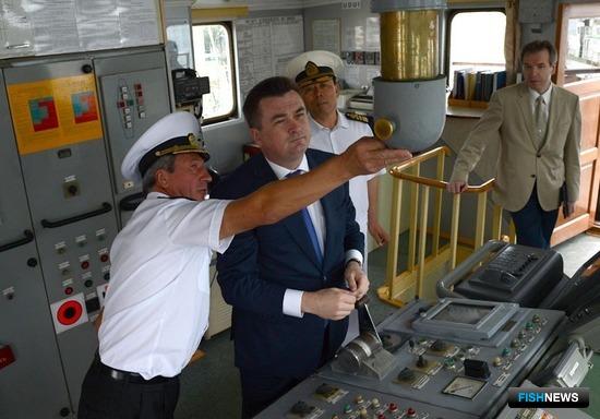 Капитан Сергей Толовиков провел для губернатора экскурсию по паруснику