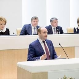 Министр по развитию Дальнего Востока Александр ГАЛУШКА выступает на правительственном часе в Совете Федерации. Фото пресс-службы СФ