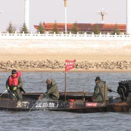 Рыболовецкая джонка с красным флагом на научном вылове рыбы. Фото Амурского ТУ Росрыболовства.