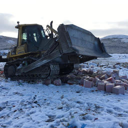 В Магадане утилизировали более 7 тонн лососевой икры и крабового мяса. Фото пресс-службы Погрануправления ФСБ России по восточному арктическому району