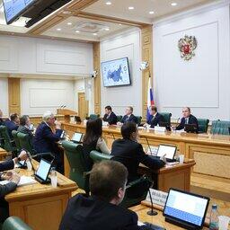 Замглавы Минпромторга Роман ЧЕКУШОВ выступил на парламентских слушаниях в Совете Федерации по перспективам судостроения и судоремонта. Фото пресс-службы СФ