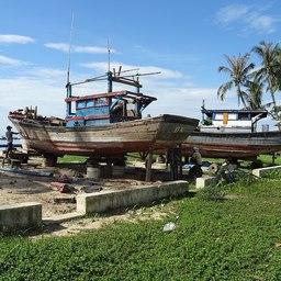 Рыбацкие лодки на побережье Вьетнама. Фото Christoph95