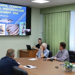 Путинный прогноз «Сардина, скумбрия, сайра, тихоокеанский кальмар — 2025» приняли на расширенном заседании биологической секции ученого совета ТИНРО. Фото пресс-службы филиала