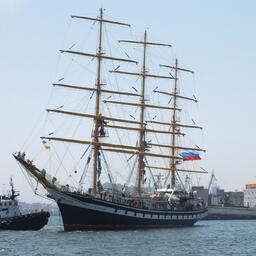 Парусник Росрыболовства «Паллада» помогает курсантам оттачивать свои навыки