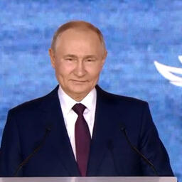 Президент Владимир ПУТИН на пленарном заседании Восточного экономического форума. Скриншот трансляции «Росконгресса»