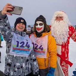 В соревнованиях по подледной рыбалке участвовали Джокер и Дед Мороз. Фото пресс-службы правительства Сахалинской области