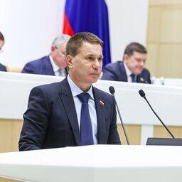 Изменения в законодательство о рыболовстве представил первый зампред Комитета Совета Федерации по аграрно-продовольственной политике и природопользованию Игорь ЗУБАРЕВ. Фото пресс-службы СФ