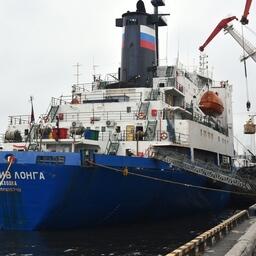5 августа у причала Владморрыбпорта разгружали судно «Пролив Лонга»