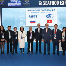 Подписание меморандума о взаимопонимании между ведущими общенациональными объединениями рыбного хозяйства России и Вьетнама состоялось на полях Международного рыбопромышленного форума в Санкт-Петербурге. Фото пресс-службы ВАРПЭ